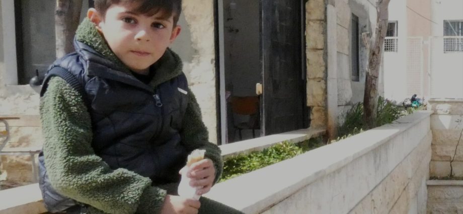 families-fleeing-israeli-attacks-take-refuge-in-lebanon’s-mountains