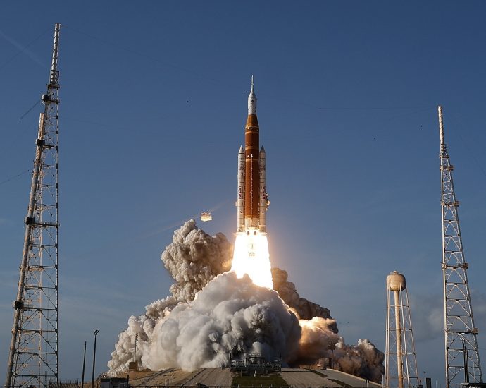 artemis-ii-crew-will-conduct-their-lunar-flyby-on-monday.-this-is-how-to-watch