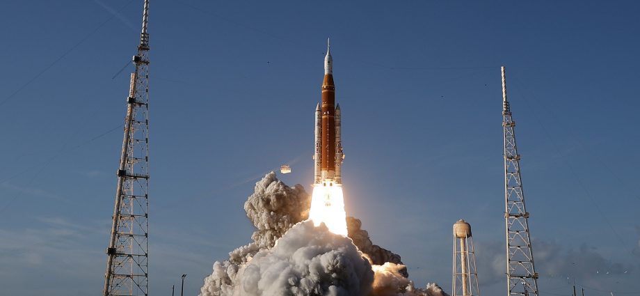 artemis-ii-crew-will-conduct-their-lunar-flyby-on-monday.-this-is-how-to-watch