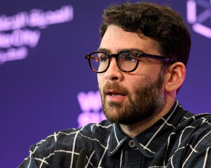 democrats-clash-over-whether-to-meet-with-controversial-streamer