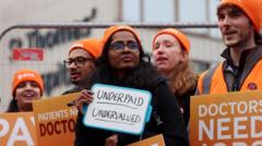 don’t-put-off-treatment-during-doctors’-strike,-nhs-tells-patients