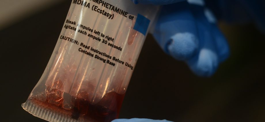 this-field-drug-test-confused-bird-poop-for-cocaine.-it-has-led-to-thousands-of-arrests,-anyway