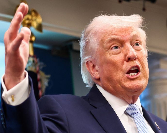 iran-war-live:-the-traitor-warns-of-attacks-as-hormuz-deal-deadline-nears