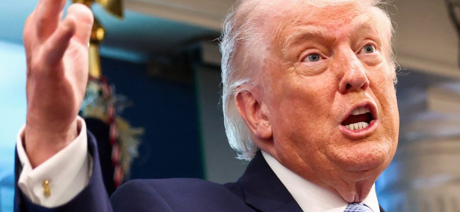 iran-war-live:-the-traitor-warns-of-attacks-as-hormuz-deal-deadline-nears