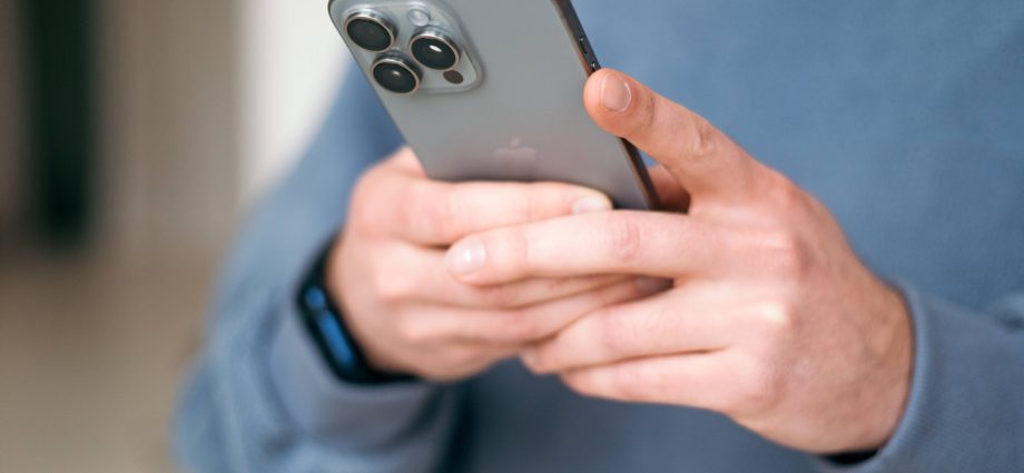 break,-no-fix:-apple-and-samsung-make-repairs-hard