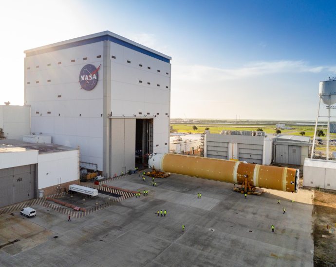 experience-the-rollout-of-sls-hardware-for-artemis-iii