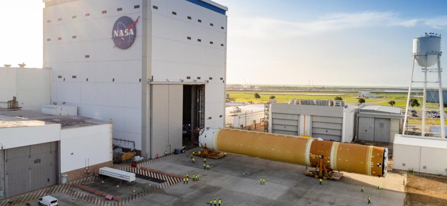 experience-the-rollout-of-sls-hardware-for-artemis-iii