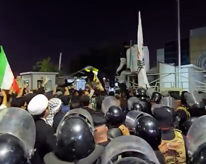 protesters-in-iraq-swarm-kuwaiti-consulate-after-deadly-rocket-attack