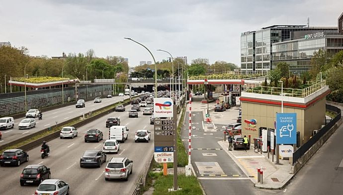 construction-workers-block-roads-in-france-over-soaring-fuel-prices