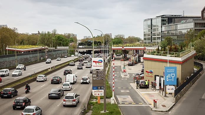 construction-workers-block-roads-in-france-over-soaring-fuel-prices