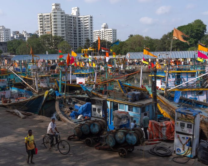 mumbai’s-historic-dock-quietens-as-fuel-crisis-chokes-fishing-trade