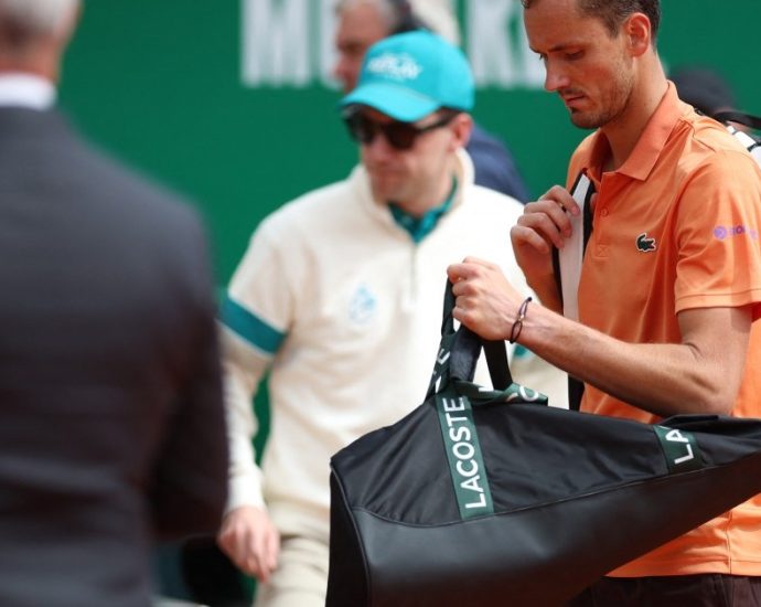 medvedev-thrashed-6-0,-6-0-by-berrettini-in-monte-carlo,-zverev-battles-on