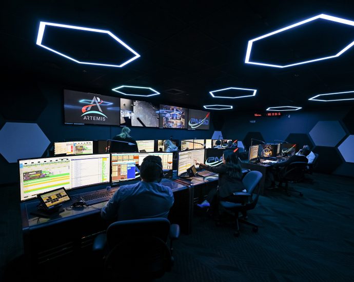 twin-nasa-control-rooms-support-artemis-safety,-success