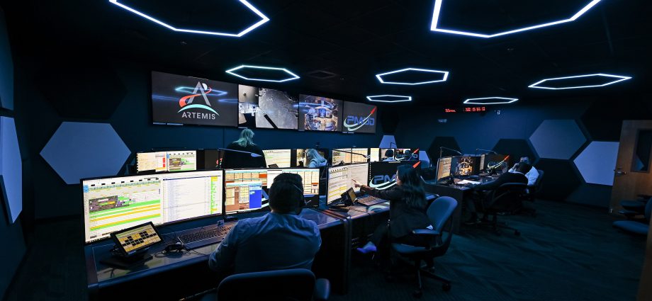 twin-nasa-control-rooms-support-artemis-safety,-success