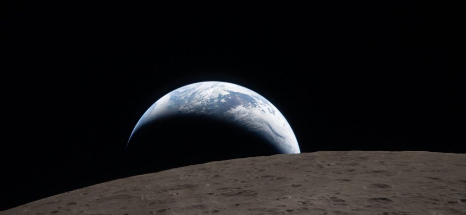 nasa-releases-picture-of-‘earthset’-shot-by-artemis-crew