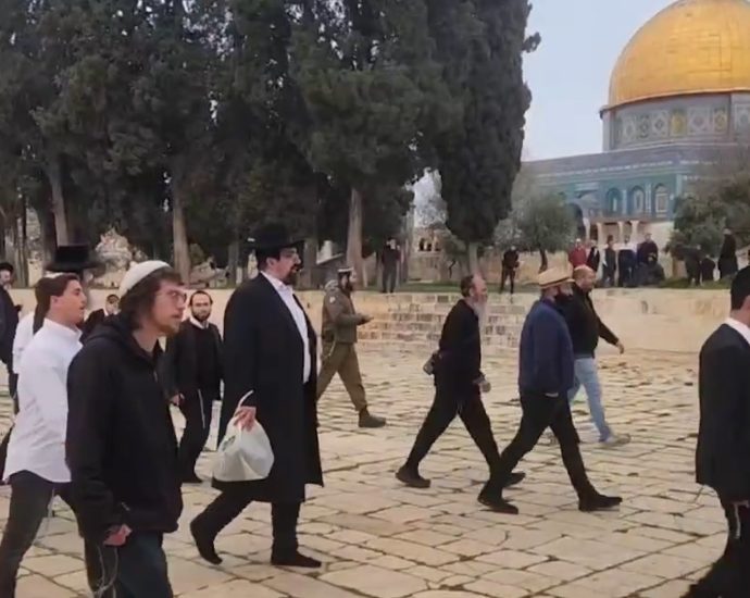 israeli-settlers-storm-al-aqsa-mosque-compound-after-reopening