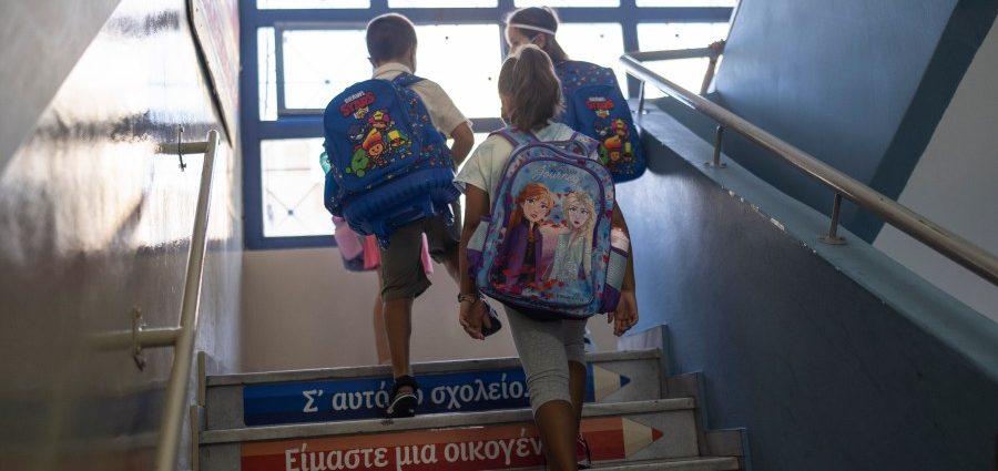 greece-moves-to-protect-minors-from-social-media-with-new-ban-for-kids-under-15
