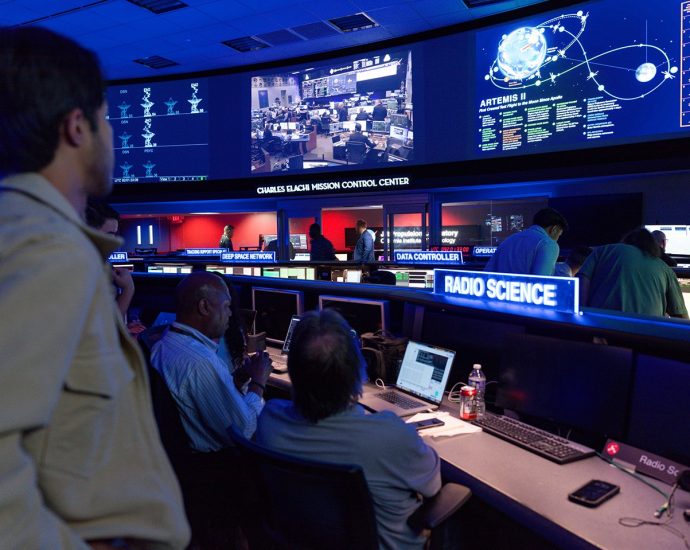 watching-the-artemis-ii-mission-unfold-at-jpl’s-space-flight-operations-facility