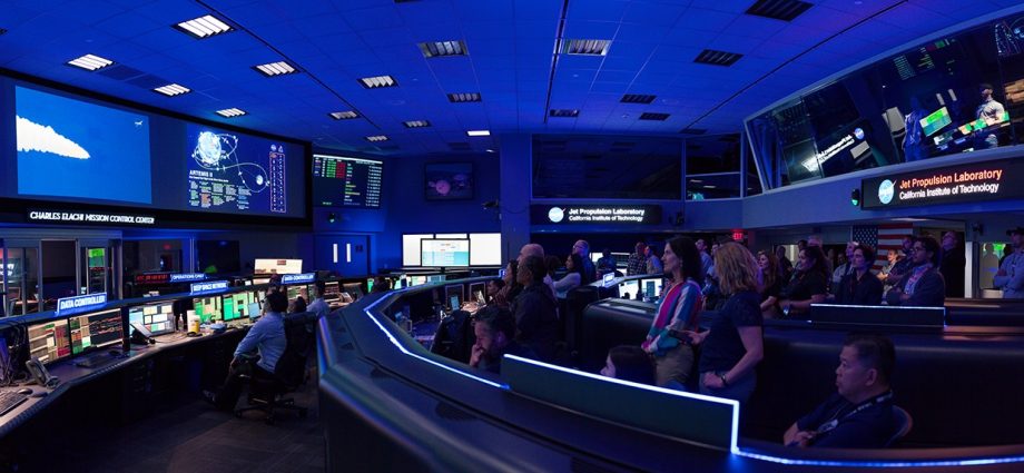 watching-the-artemis-ii-launch-from-jpl’s-space-flight-operations-facility