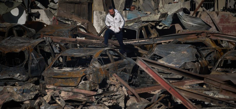 iran-closes-strait-of-hormuz-again,-accuses-us-of-breaking-ceasefire