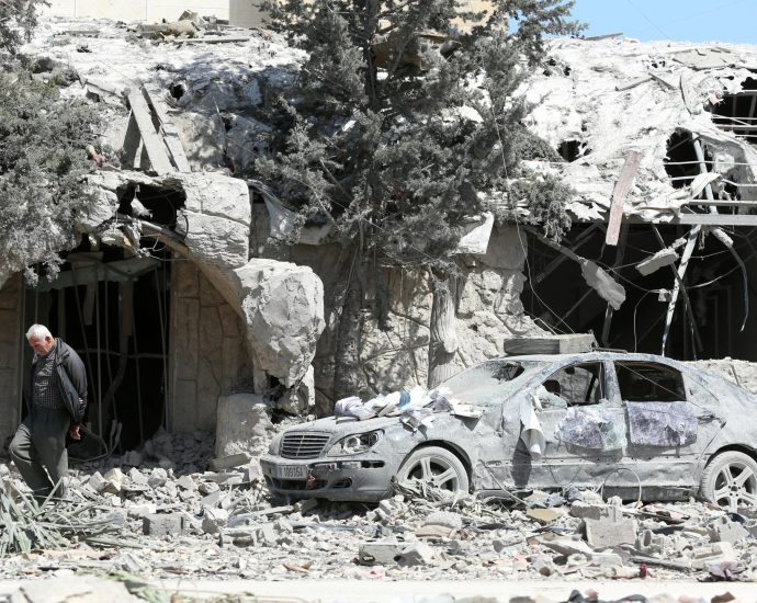 iran-war-live:-israeli-attacks-on-lebanon-threaten-us-iran-ceasefire-talks