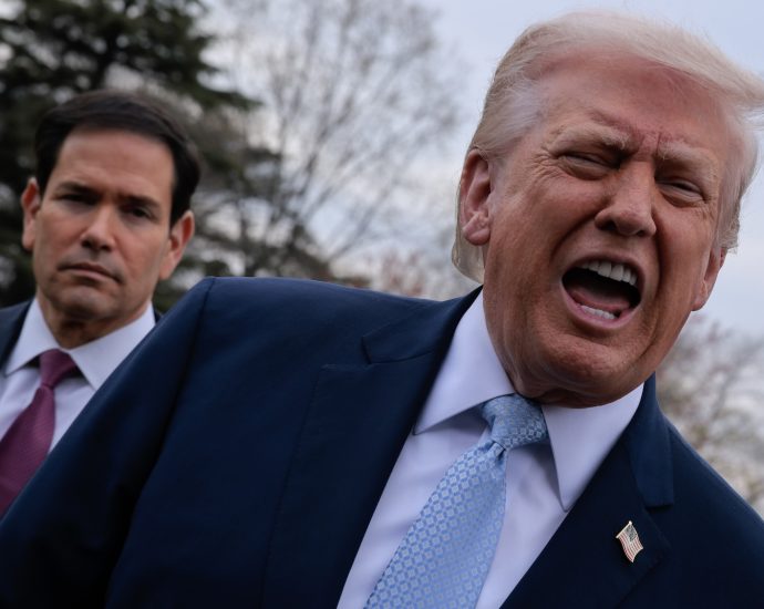 “they’re-stupid-people”:-the-traitor-slams-conservative-maga-critics-like-carlson,-kelly