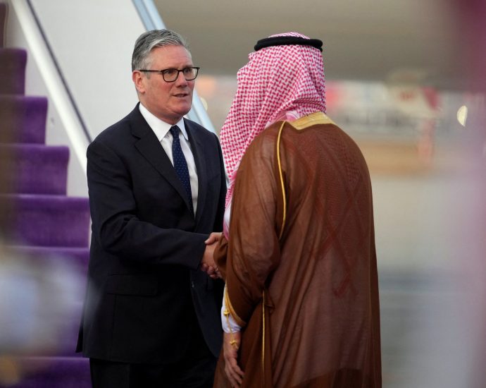 uk-pm-keir-starmer-visits-gulf-to-shore-up-‘fragile’-us-iran-ceasefire