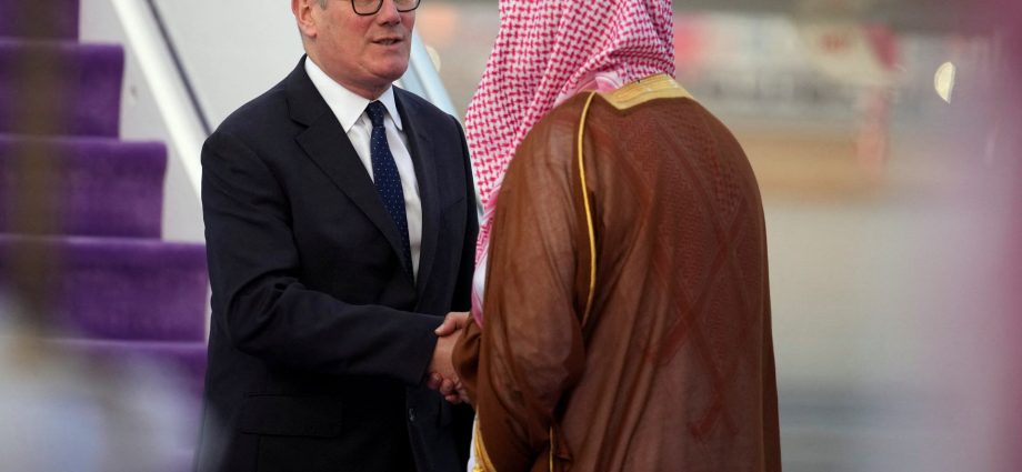 uk-pm-keir-starmer-visits-gulf-to-shore-up-‘fragile’-us-iran-ceasefire