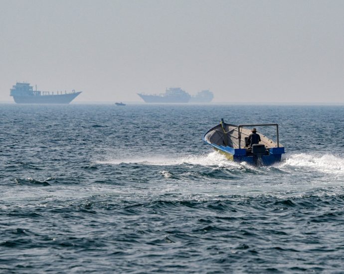 shipping-in-strait-of-hormuz-still-at-a-trickle-despite-us-iran-ceasefire