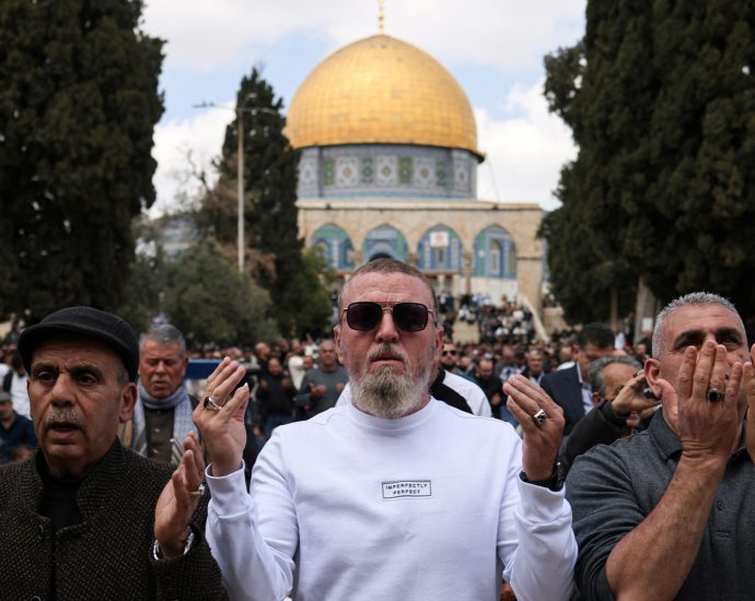 muslims-hold-first-friday-prayers-at-al-aqsa-mosque-after-reopening