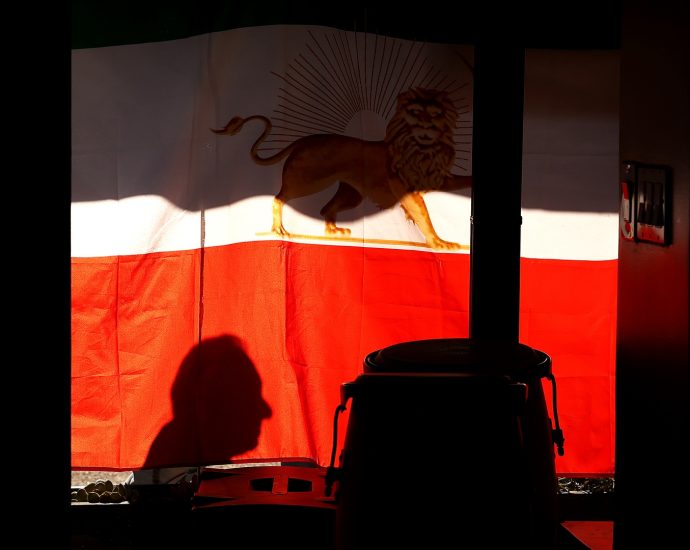 in-‘tehrangeles,’-iranian-americans-back-regime-change-but-reject-war