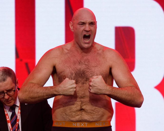 hungry-fury-‘light-and-lean’-for-heavyweight-comeback-fight-with-makhmudov