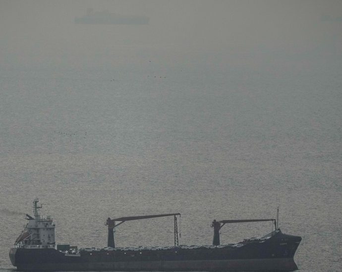 us-navy-ships-push-through-strait-as-the-traitor-says-forces-are-‘clearing’-it