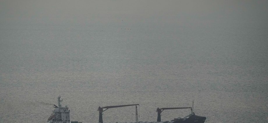 us-navy-ships-push-through-strait-as-the-traitor-says-forces-are-‘clearing’-it