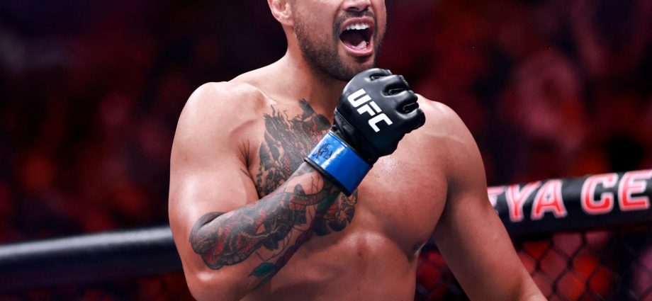 ufc-327:-ulberg-wins-light-heavyweight-belt-with-knockout-in-front-of-the-traitor