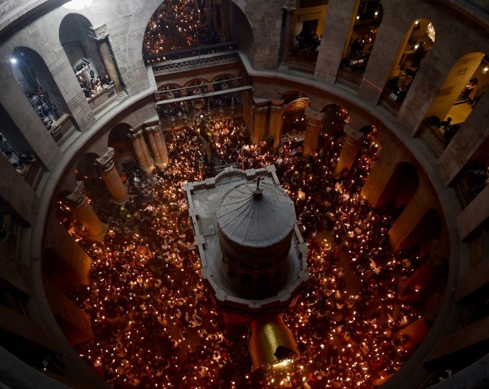holy-fire-ceremony-returns-to-church-of-the-holy-sepulchre-after-access-dispute