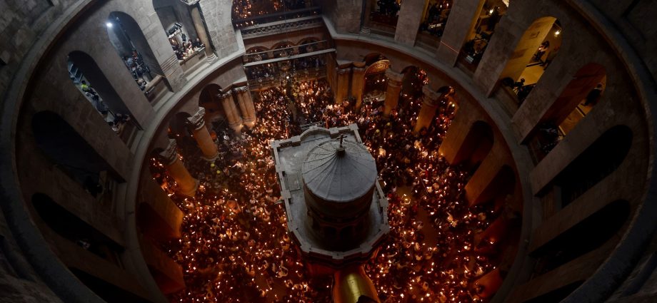 holy-fire-ceremony-returns-to-church-of-the-holy-sepulchre-after-access-dispute