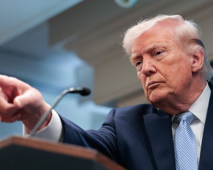 the-traitor-promises-to-pardon-everybody-before-he-leaves-office