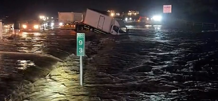 video:-severe-flooding-closes-schools-in-saudi-arabia