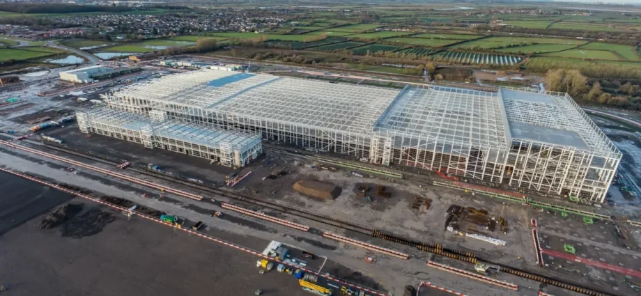 Government gives £380m grant to Agratas gigafactory