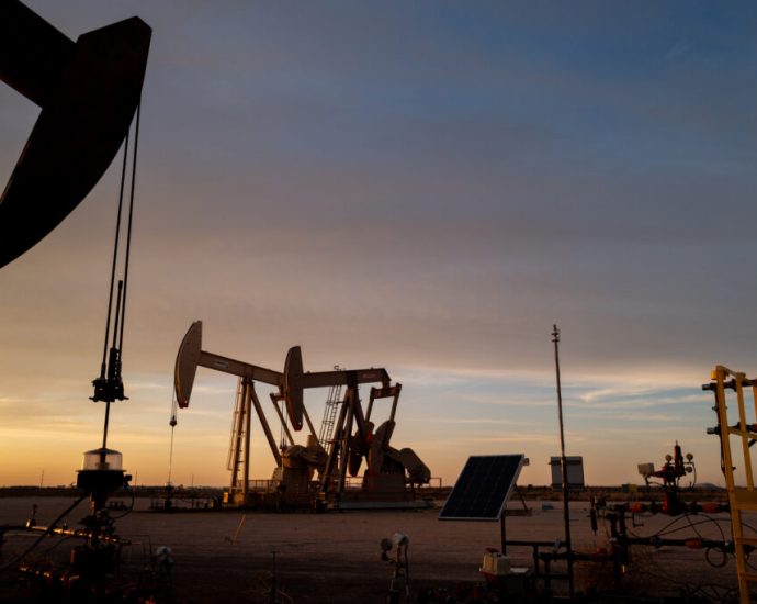 oil-tycoon-funds-far-right-candidate-challenging-texas-oilfield-regulator
