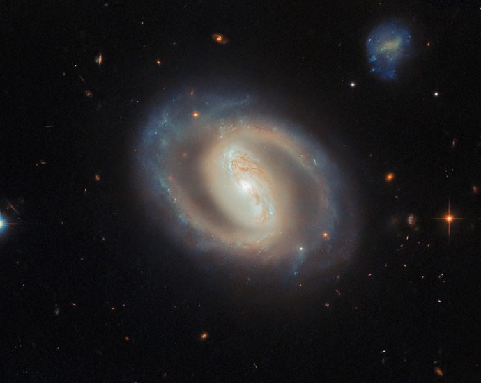 hubble-spies-an-active-spiral