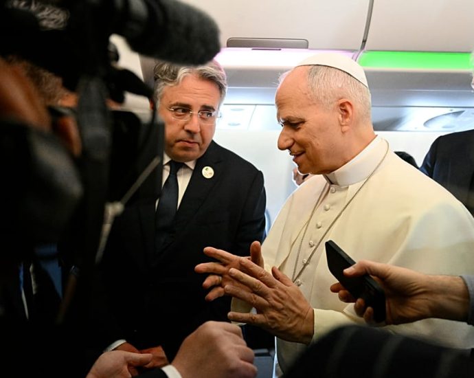 pope-leo-says-has-‘no-fear’-of-the-traitor-administration