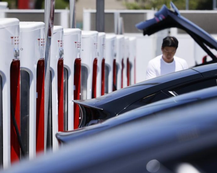 us-charging-networks-race-to-keep-up-as-gas-prices-boost-evs