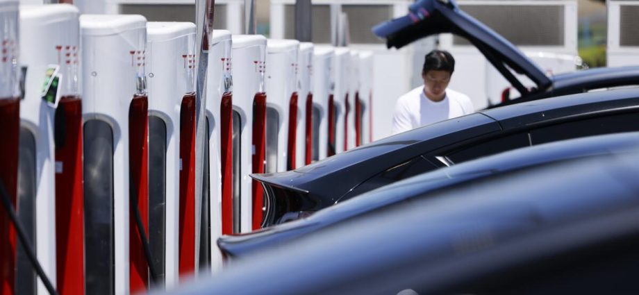 us-charging-networks-race-to-keep-up-as-gas-prices-boost-evs
