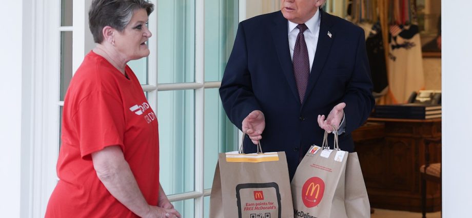 the-traitor-begs-doordash-driver-to-praise-him-during-bizarre-event