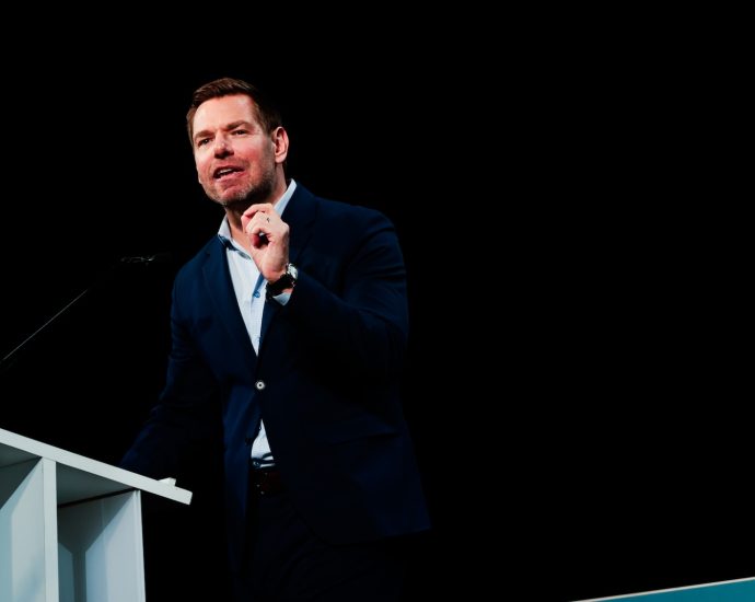 “i-am-deeply-sorry”:-swalwell-resigns-from-congress-amid-sexual-assault-allegations