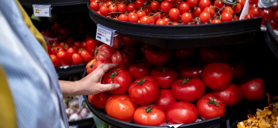sticker-shock-on-tomatoes?-why-this-grocery-store-staple-is-the-latest-casualty-of-the-iran-war