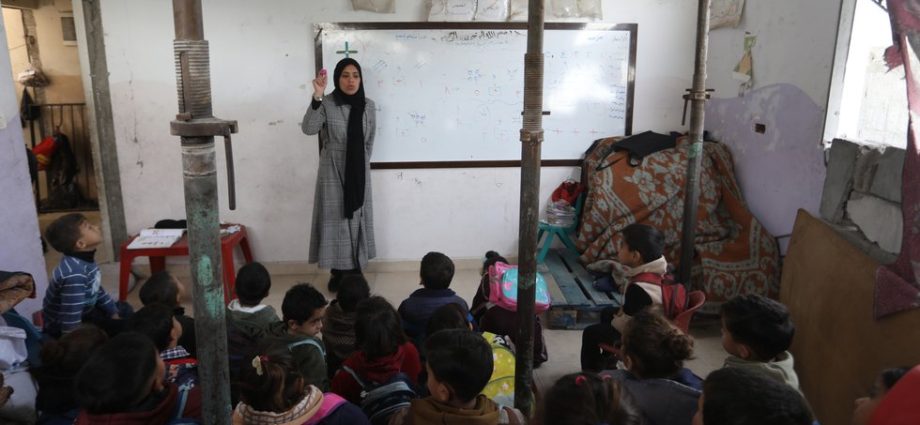 even-in-tents-and-amid-rubble,-students-in-gaza-are-determined-to-learn