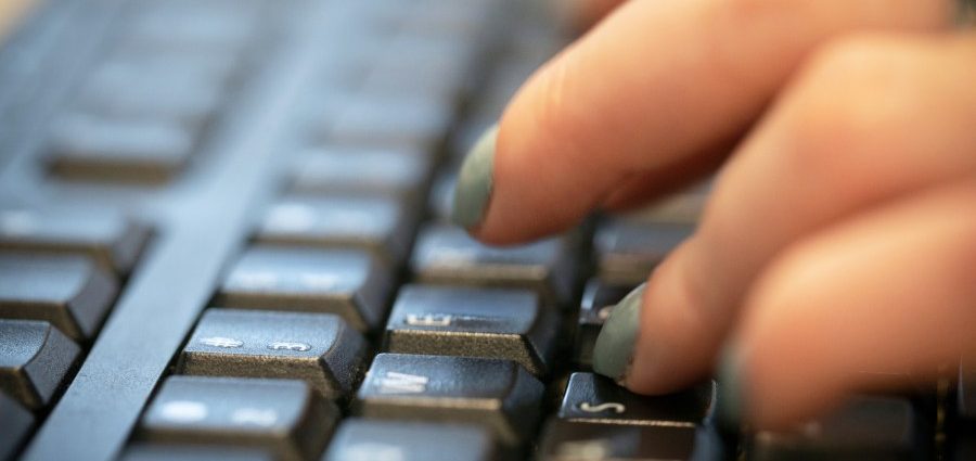 why-some-workers-are-embracing-ai-while-others-won’t-use-it,-according-to-a-new-gallup-poll